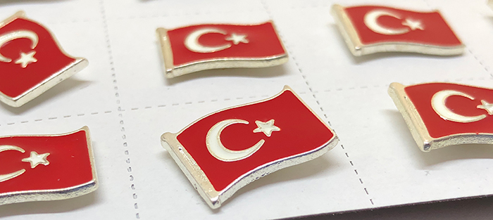 TBR20 Dalgalı Türk Bayrağı Rozeti - YENİ