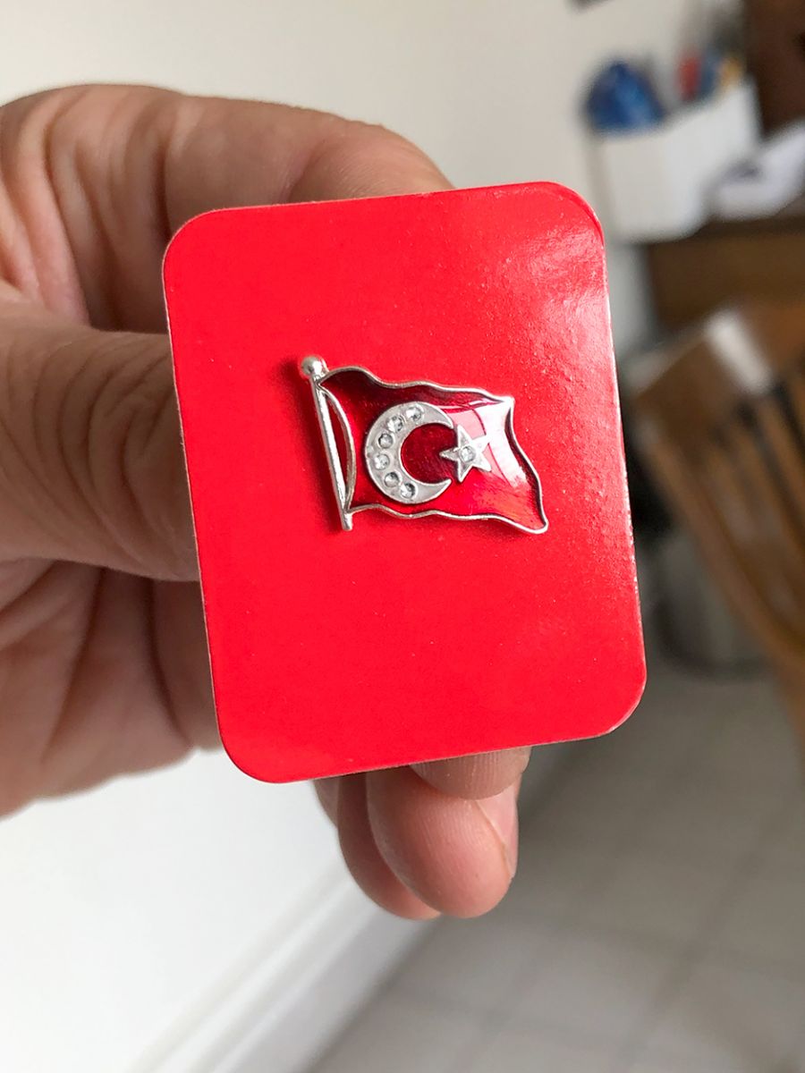 TBR30 Dalgalanan Türk Bayrağı Rozeti - VİP