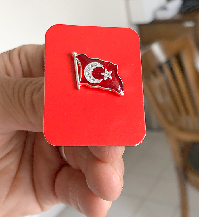 TBR30 Dalgalanan Türk Bayrağı Rozeti - VİP