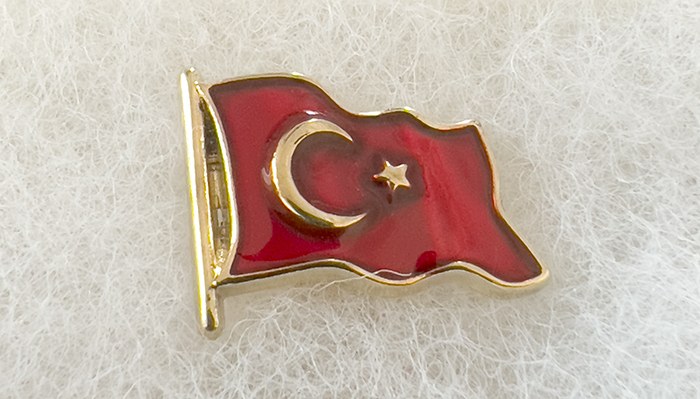 TBR43 Dalgalı Türk Bayrağı Rozeti