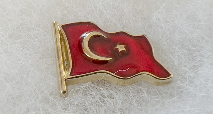 TBR43 Dalgalı Türk Bayrağı Rozeti