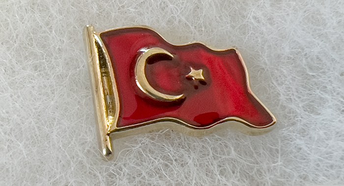TBR43 Dalgalı Türk Bayrağı Rozeti