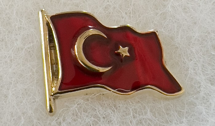 TBR43 Dalgalı Türk Bayrağı Rozeti