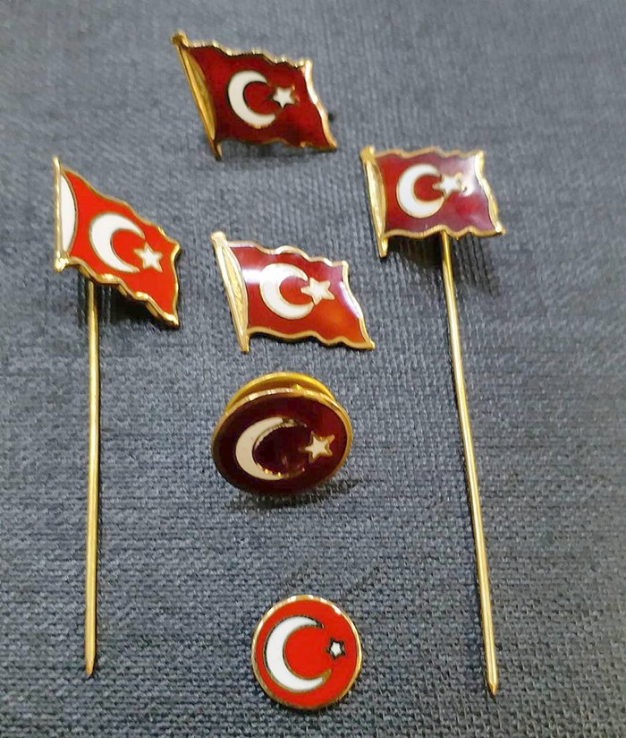 Altın Türk Bayrağı Yaka Rozeti - Ay Yıldızlı Rozet