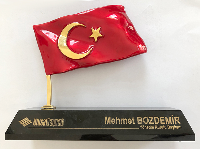 MVIP02 Dalgalanan Bayraklı Masa İsimliği