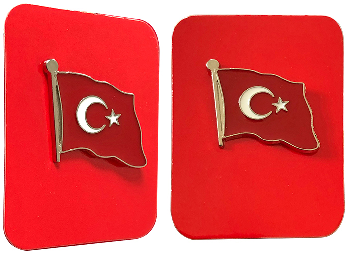 TBR2 Dalgalanan Türk Bayrağı Rozeti