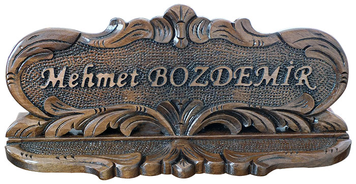 MB01 Ceviz El İşi Oyma Özel Ahşap Masa İsimliği
